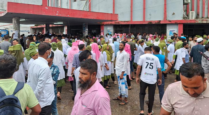 কর্মচারীদের ধাওয়ায় হাসপাতাল ছাড়লেন অনশনকারীরা