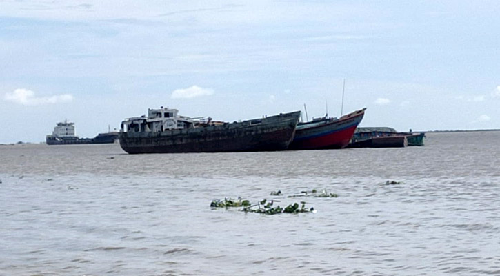 ১৮ হাজার বস্তা সিমেন্টসহ মেঘনায় ডুবল জাহাজ