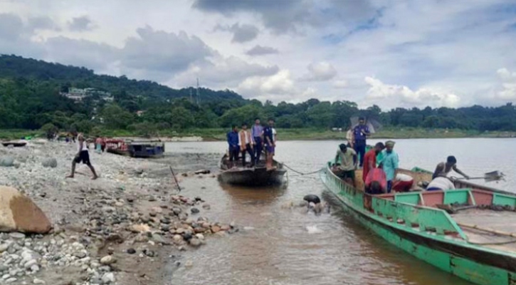 জাফলং থেকে লুণ্ঠিত ২ হাজার ঘনফুট পাথর উদ্ধার
  