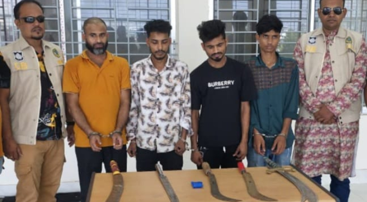 বরিশালে অস্ত্র-মাদকসহ ইউপি সদস্য রাসেলসহ আটক ৪