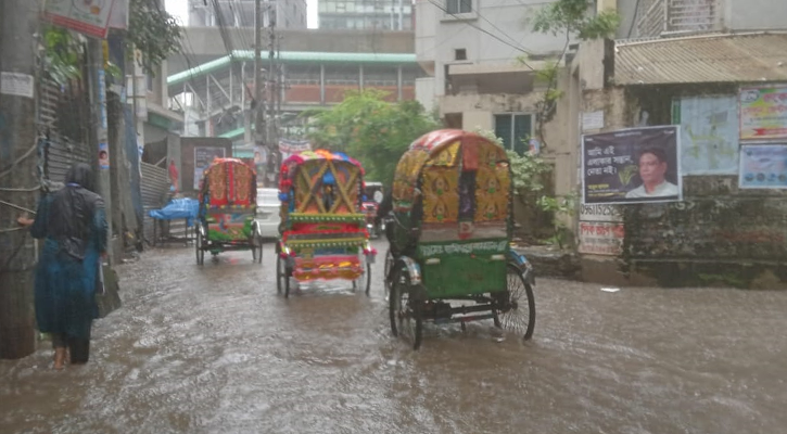 সকাল থেকে বৃষ্টি, মিরপুরে সড়কে জলাবদ্ধতা