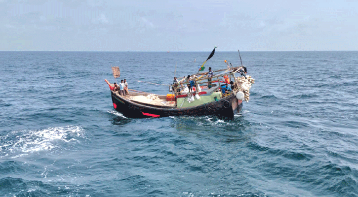 কুয়াকাটা উপকূলে ট্রলারডুবি: ১১ ঘণ্টা পর ৯ জেলে উদ্ধার