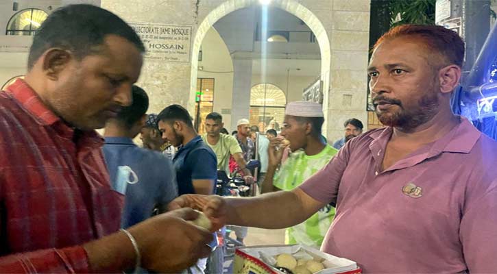 সিলেটের জেলা প্রশাসককে ওএসডি করায় মিষ্টি বিতরণ