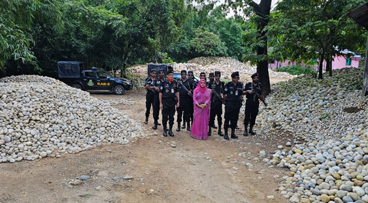 জাফলংয়ে পাথর লুট: অজ্ঞাত ১৫০ জনের বিরুদ্ধে প্রশাসনের মামলা