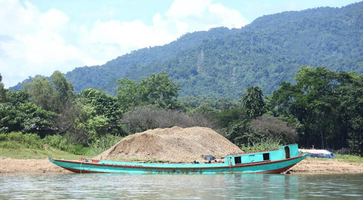 একদিকে উদ্ধার, অন্যদিকে হরিলুট