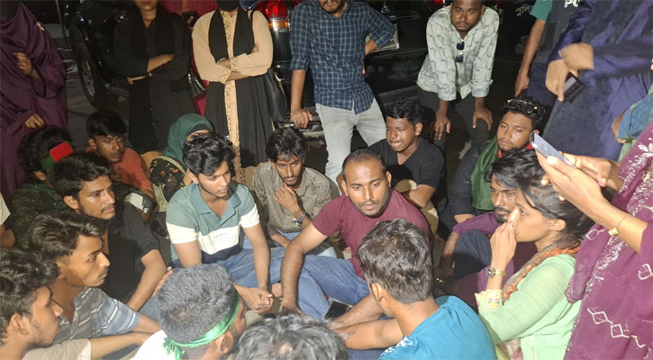 স্বেচ্ছা কারাবরণের জন্য থানায় অবস্থান শিক্ষার্থীদের