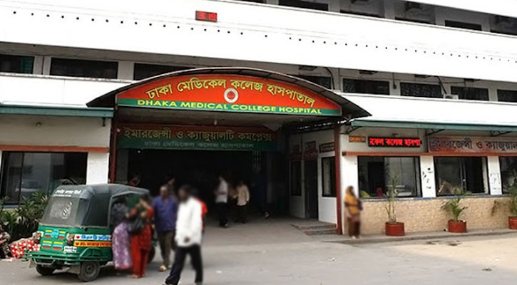 নিয়ন্ত্রণ হারিয়ে শোরুমে গাড়ির ধাক্কা, চালকের মৃত্যু