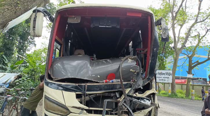 ঝিনাইদহে বাস-ট্রাক সংঘর্ষে ১৫ জন আহত