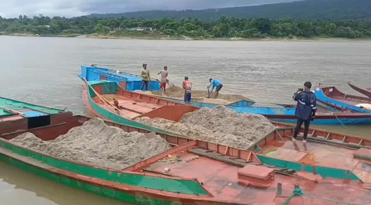 জাফলংয়ে বালু-পাথর উত্তোলনের দায়ে ৩ জনকে কারাদণ্ড