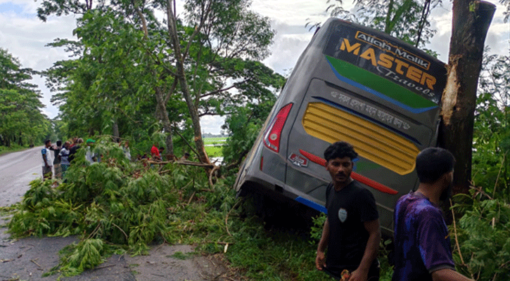 গোপালগঞ্জে যাত্রীবাহী বাস খাদে, আহত ২০