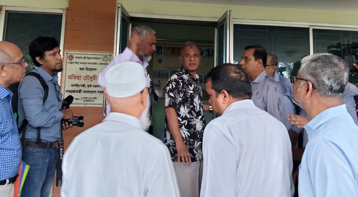 গাবতলীতে বিএডিসি হিমাগার-বীজ পরীক্ষাগার পরিদর্শনে স্বরাষ্ট্র উপদেষ্টা
