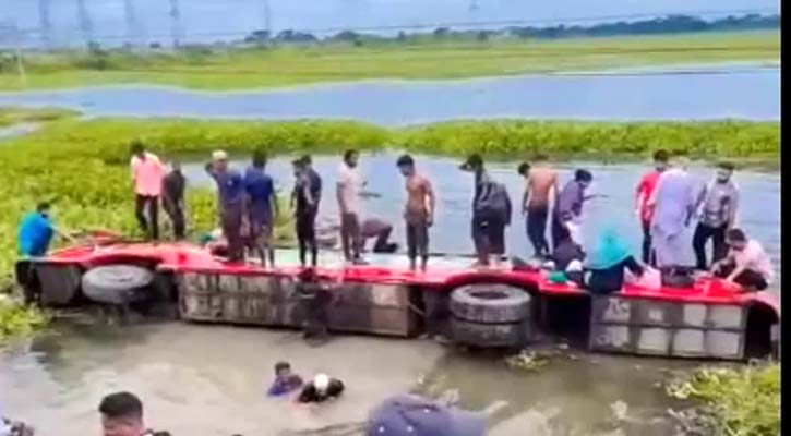 মুকসুদপুরে যাত্রীবাহী বাস খাদে, আহত ১০