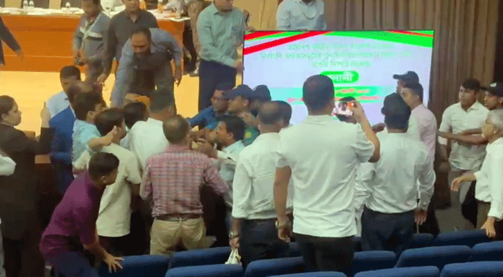 ব্রাহ্মণবাড়িয়া-২ ও ৩ আসনের শুনানিতে সিইসির সামনে মারামারি