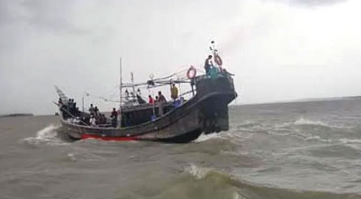 মাছ ধরা নৌকা ও ট্রলার গভীর সাগরে যেতে মানা