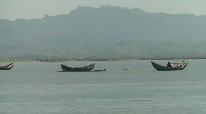 আরাকান আর্মির ধাওয়ায় ট্রলারডুবি, সাঁতরে কূলে ফেরেন ৭ জেলে