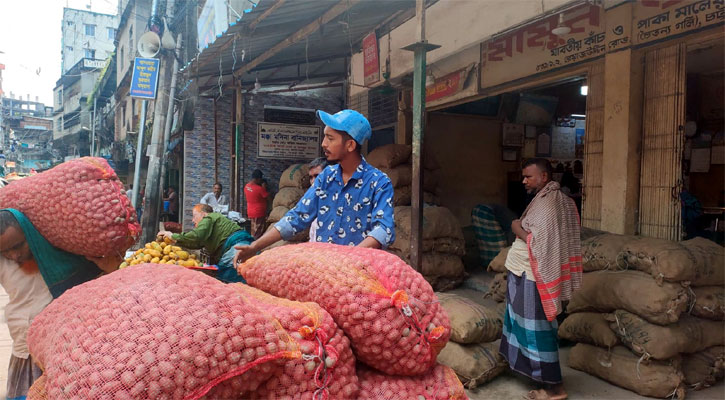 চট্টগ্রামে পাইকারিতে আলু ১৪ টাকা, কচুরমুখী ৪-৫ টাকা