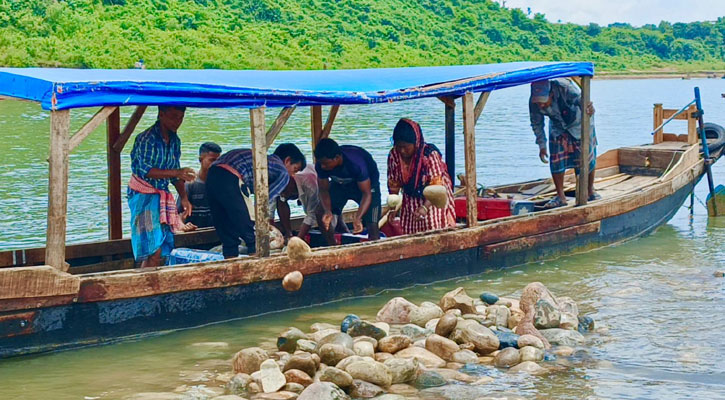 ডিসি সারওয়ারের আলটিমেটামে ফিরছে লুট হওয়া লাখ লাখ ঘনফুট পাথর
