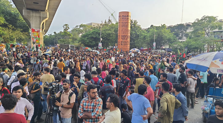 ৩ দফা দাবিতে বুয়েট শিক্ষার্থীদের শাহবাগ অবরোধ