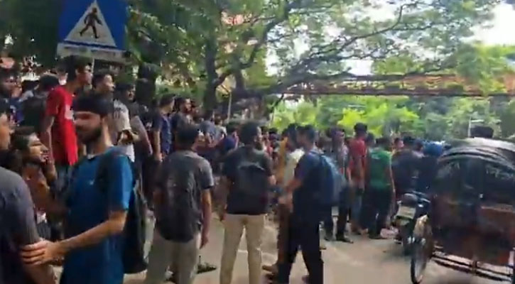 বুয়েটের সামনে জড়ো হচ্ছেন শিক্ষার্থীরা