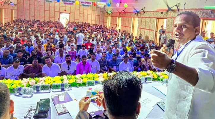 ‘তারেক রহমানই দেশকে ধংসস্তূপ থেকে উন্নতির শিখরে নিতে পারবেন’