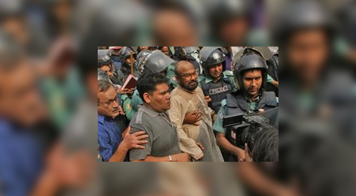 খোকার রক্তাক্ত ছবি দিয়ে ইশরাকের পোস্ট, ‘তখন ৭১-এর অবমাননা হয়নি?’