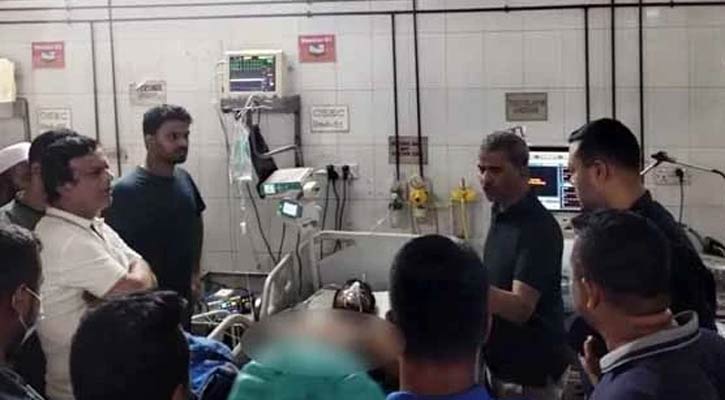 নুরকে দেখতে হাসপাতালে এসে অবরুদ্ধ আসিফ নজরুল, বেরিয়ে গেলেন পেছনের গেট দিয়ে