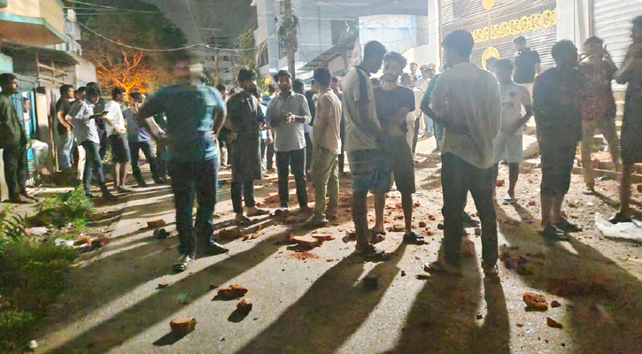 মধ্যরাতে চবি শিক্ষার্থী-স্থানীয়দের সংঘর্ষে আহত অর্ধশতাধিক