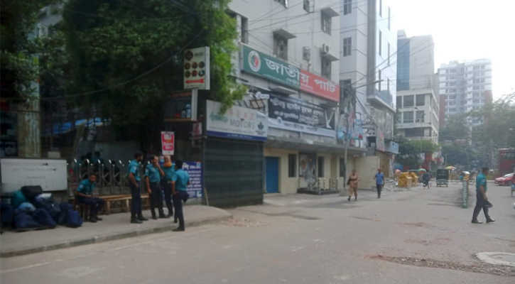 সকাল থেকেই জাতীয় পার্টির কার্যালয়ের সামনে পুলিশ