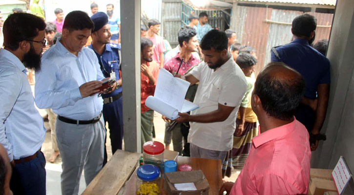 রায়পুরায় ৭০ বস্তা সার জব্দ, জরিমানা 