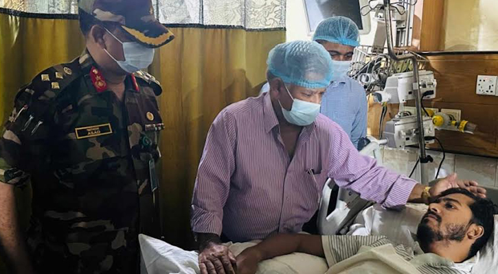নুরের শারীরিক অবস্থার খোঁজখবর নিতে ঢামেকে নৌ উপদেষ্টা