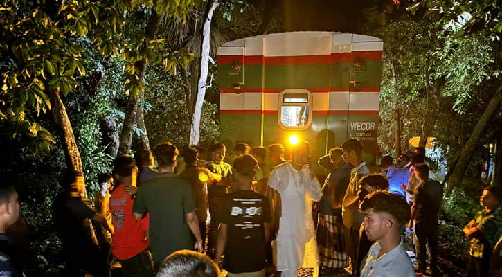 পটিয়ায় বিচ্ছিন্ন বগি রেখে ঢাকায় পর্যটক এক্সপ্রেস ট্রেন