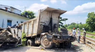 গাজীপুরে ট্রাক-ট্রেনের সংঘর্ষে ট্রাক মালিক-চালক নিহত 