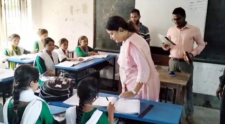 আকস্মিক স্কুল পরিদর্শনে এসে ক্লাস নিলেন ইউএনও