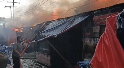 গাজীপুরে মার্কেটে আগুন, নিয়ন্ত্রণে ফায়ার সার্ভিসের ৩ ইউনিট 
