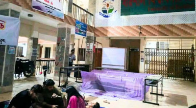 অনশনরত শিক্ষার্থীদের পাশে মশারি টানিয়ে রাত কাটালেন ববি উপাচার্য