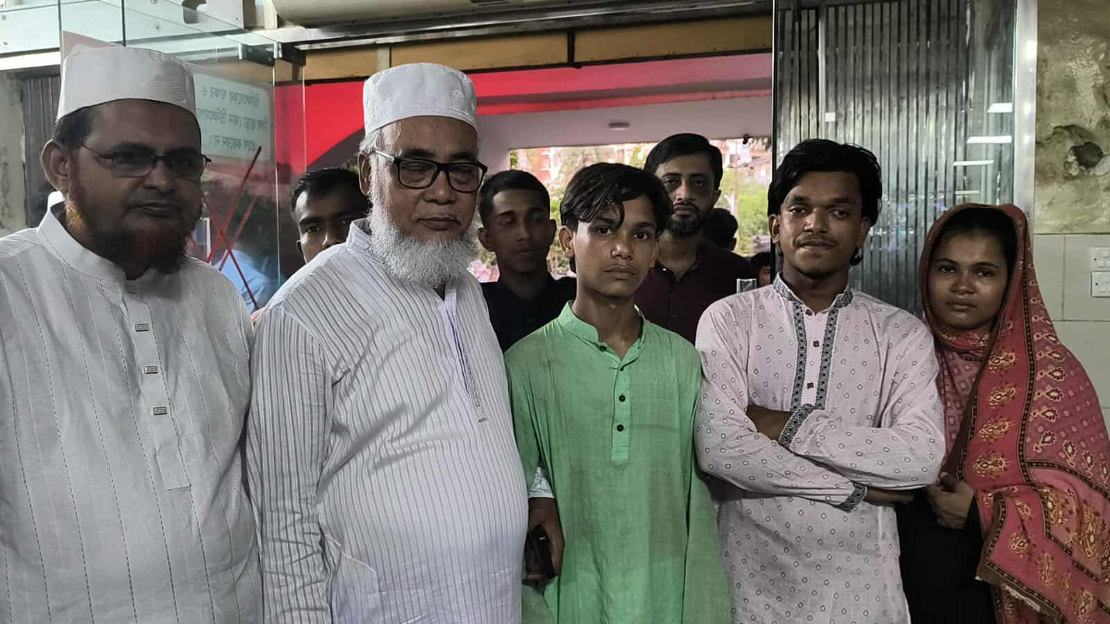 জশনে জুলুসে পদদলিত হয়ে নিহতদের খোঁজখবর নিলেন অধ্যক্ষ নুরুল আমিন