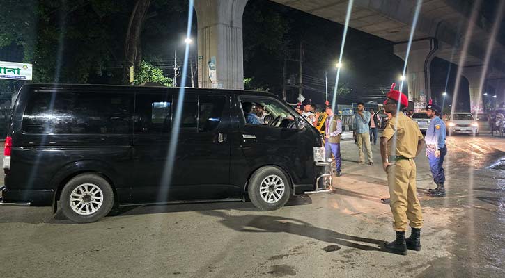 ডাকসু নির্বাচন: প্রবেশপথে দেখা হচ্ছে কার্ড, যানচলাচল নিয়ন্ত্রিত