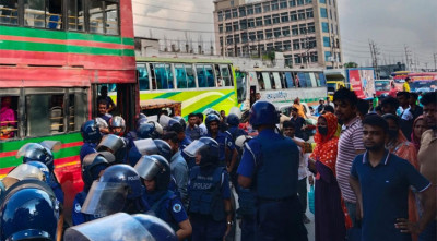 গাজীপুরে বেতনের দাবিতে শ্রমিকদের বিক্ষোভ-সড়ক অবরোধ