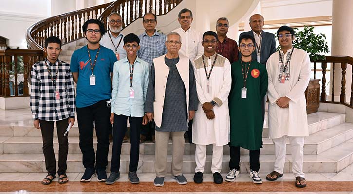 আন্তর্জাতিক গণিত ও জীববিজ্ঞান অলিম্পিয়াডে পদকজয়ী ছয় শিক্ষার্থীর সঙ্গে প্রধান উপদেষ্টার সাক্ষাৎ
