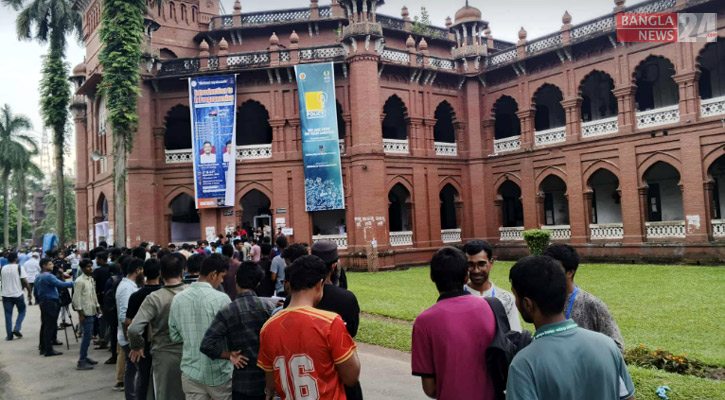 সব প্রস্তুতি সম্পন্ন, ভোট দিতে দীর্ঘ লাইন
