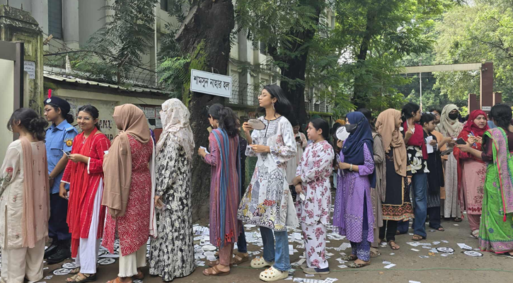 সিনেট কেন্দ্রে প্রথম দুই ঘণ্টায় ভোট পড়ল ১১০০ 
