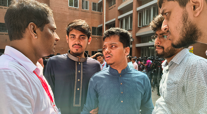 নির্বাচন কমিশন পক্ষপাতদুষ্ট আচরণ করছে, অভিযোগ ফরহাদের