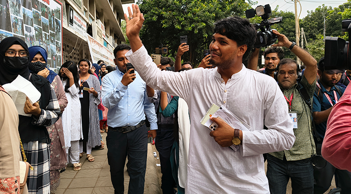 নিয়ম ভাঙেননি আবিদ, কেন্দ্রে প্রবেশে প্রার্থীর বাধা নেই