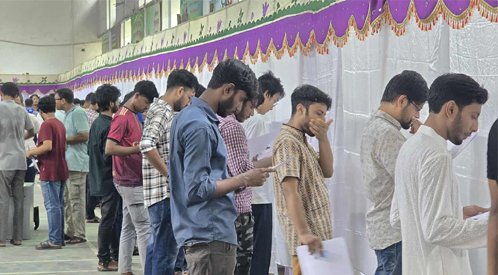 দায়িত্বপ্রাপ্ত এক পোলিং অফিসারকে অব্যাহতি