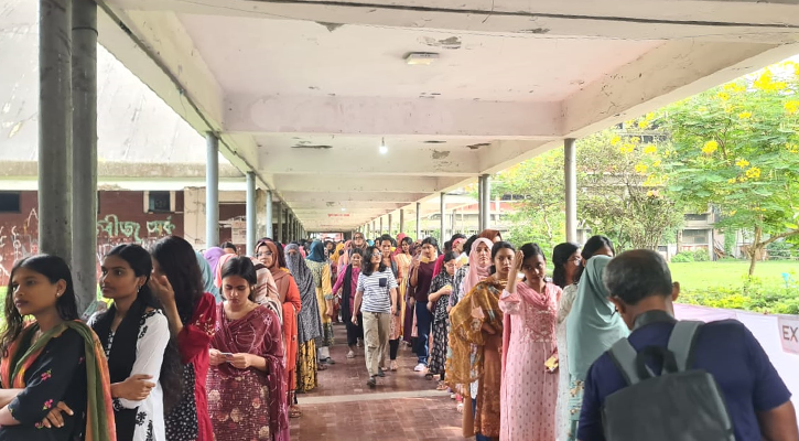 ৩ ঘণ্টায় টিএসসিতে পড়ল ৩৫ শতাংশ ভোট