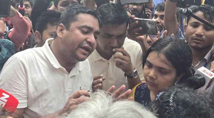 টিএসসিতে নির্বাচনী কর্মকর্তার সঙ্গে ছাত্রদল নেতাদের বাগবিতণ্ডা