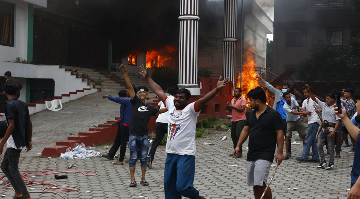 নেপালে আরও এক মন্ত্রীর পদত্যাগ, কংগ্রেস কার্যালয়ে বিক্ষোভকারীদের আগুন