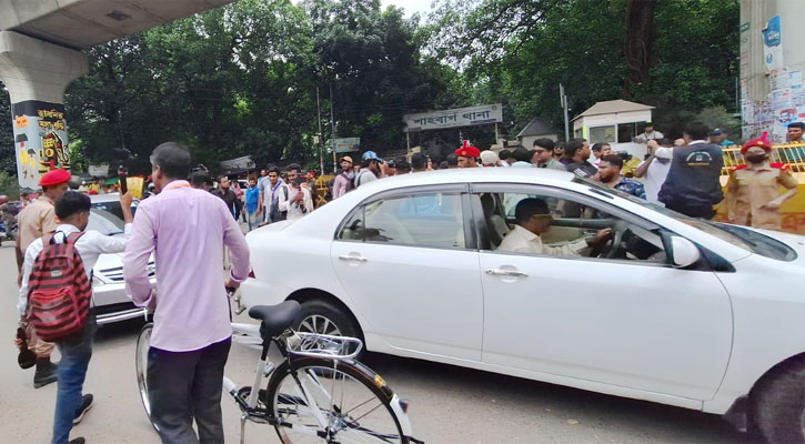 নিরাপত্তা বলয়ে ঢাবি, প্রবেশ করতে পারছে কেবল নির্দিষ্ট গাড়ি