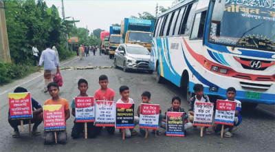 ফরিদপুরে মহাসড়কে গাছ ফেলে অবরোধ, ২১ জেলার সঙ্গে যান চলাচল বন্ধ