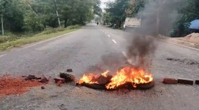 খাগড়াছড়ির তিন সড়কে চলছে আধাবেলা সড়ক অবরোধ